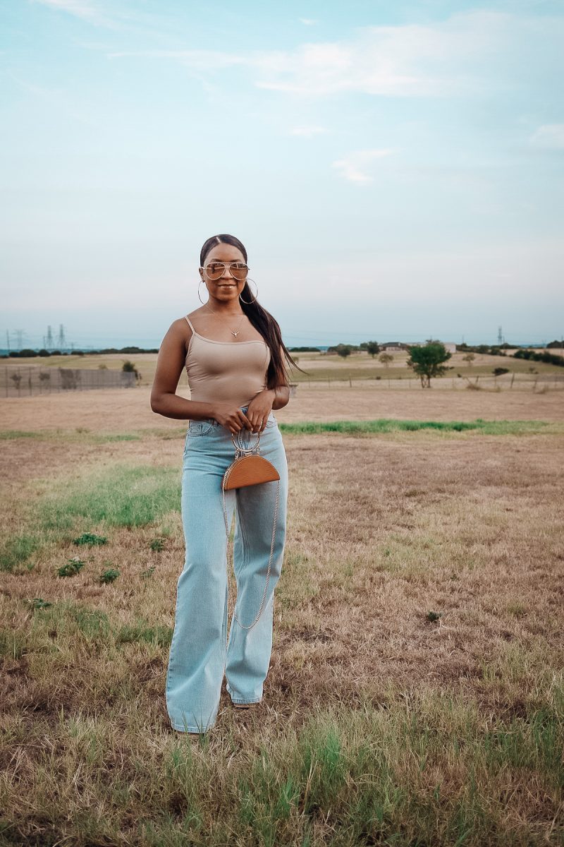 How to Wear a Wide Leg Jeans Outfit - Venti Fashion